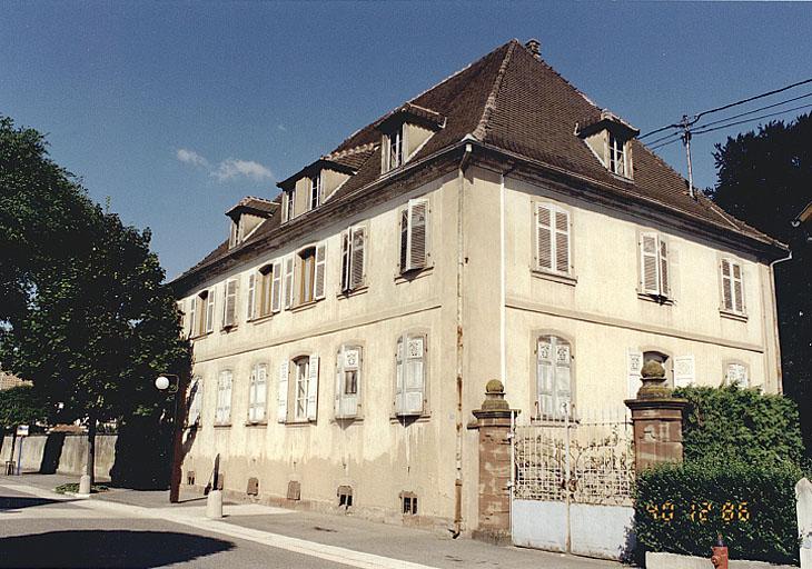 Vue en léger trois quarts des façades sur rue et sur cour, de la porte charretière, prise depuis le sud-ouest.