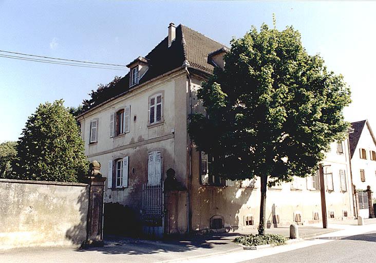 Vue en léger trois quarts des façades sur rue et sur cour et de la clôture, prise depuis le sud-ouest.
