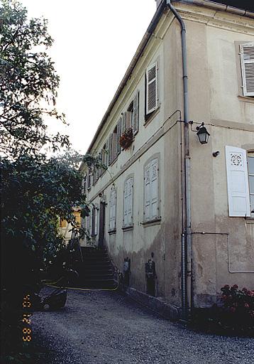 Vue de la façade sur cour, prise depuis le nord-est.