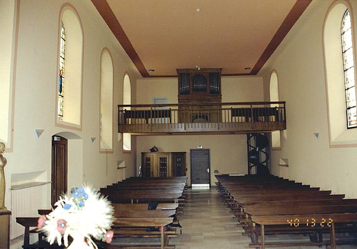 Vue de la nef et de la tribune d'orgue, prise depuis le choeur.