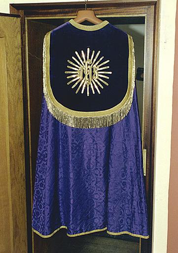 Vue d'ensemble du revers d'une chape (ornement violet).