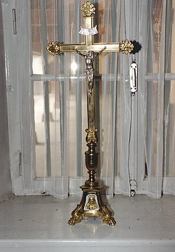 Vue d'ensemble de face d'une croix d'autel.