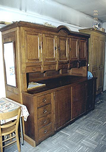 Vue d'ensemble d'un meuble de sacristie.