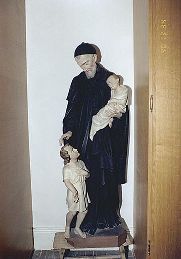 Vue d'ensemble de face d'une statue de saint Vincent de Paul.