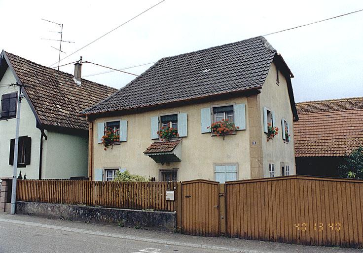 Vue en léger trois quarts des façades sur rue du logis de la ferme No 38, rue de l'Eglise.
