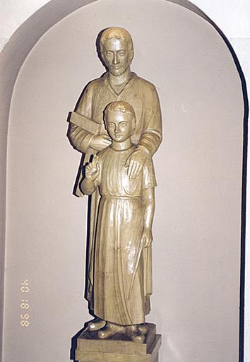 Vue d'ensemble de face d'une statue de saint Joseph à l'Enfant.