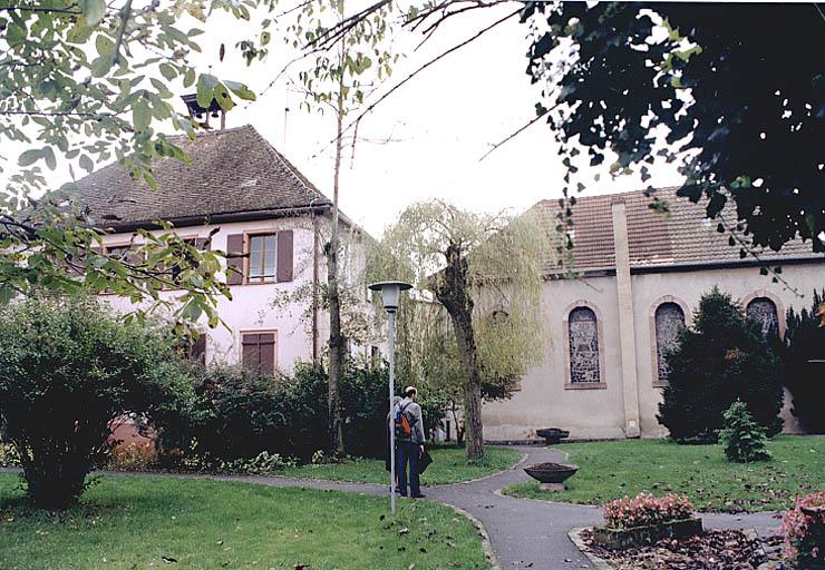 Vue de la chapelle et du logis, prise depuis le sud-ouest.