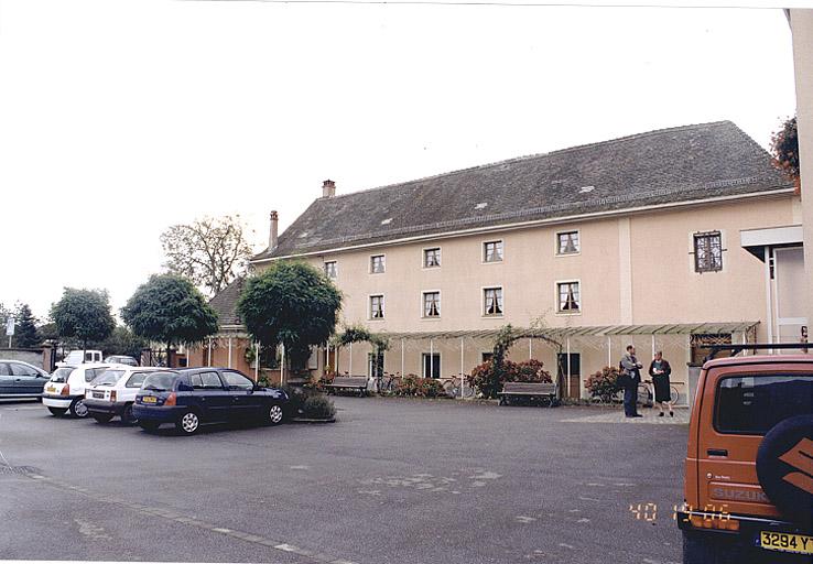 Vue de la façade nord de l'aile est.