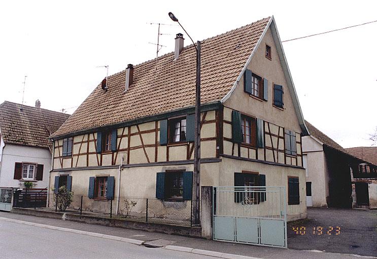 Vue de trois quarts du logis de la ferme No 25, rue Principale.