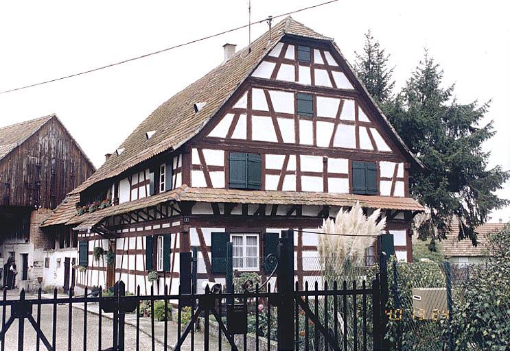 Vue en léger trois quarts des façades sud-est et sud-ouest du logis.
