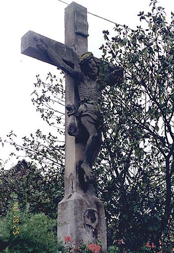 Croix monumentale : Christ en croix