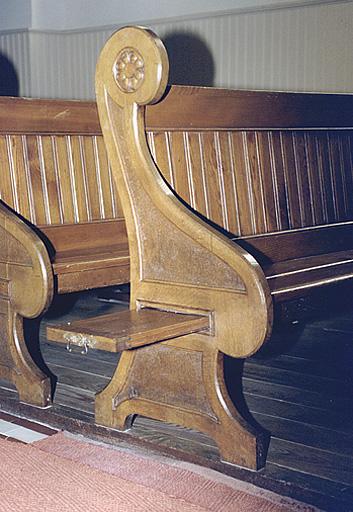 Banc de temple : détail du joué.