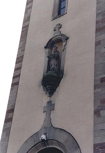 Vue du niveau intermédiaire de la façade nord du clocher-porche.