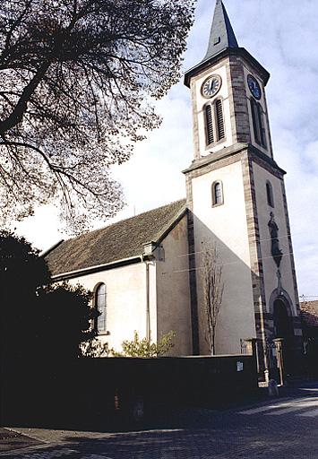 Vue d'ensemble du clocher-porche.