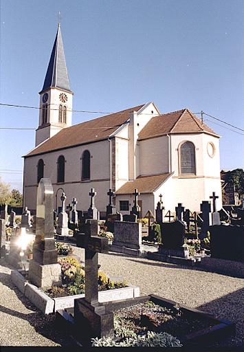 Vue d'ensemble de l'église, prise depuis le sud-ouest.