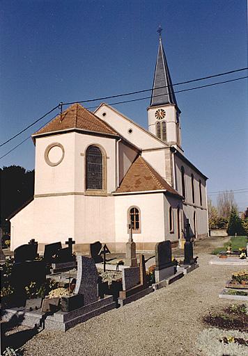 Vue d'ensemble de l'église, prise depuis le sud-est.