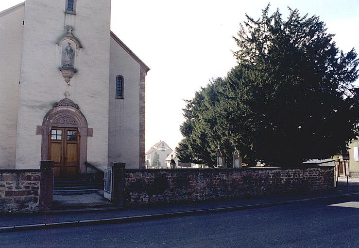 Vue du cimetière et de son mur de clôture, prise depuis le nord.