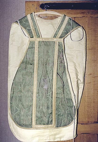 Vue de la face antérieure d'une chasuble (ornement vert).