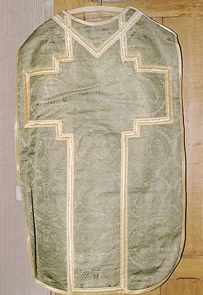 Vue de la face postérieure d'une chasuble (ornement vert).