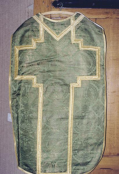 Vue de la face postérieure d'une chasuble (ornement vert).