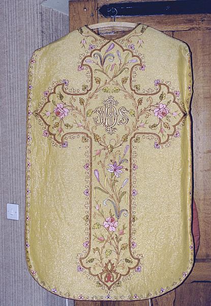 Vue de la face postérieure d'une chasuble (ornement doré).