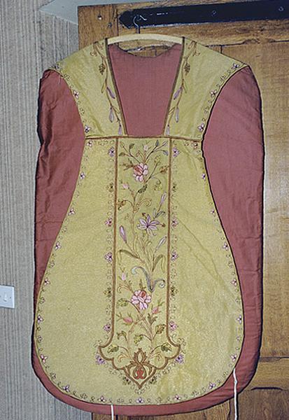 Vue de la face antérieure d'une chasuble (ornement doré).