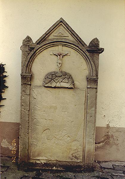 Vue d'ensemble d'un monument funéraire.