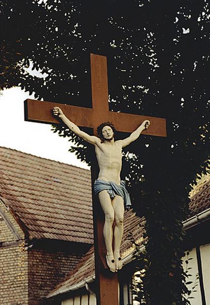 Vue d'ensemble d'une croix monumentale.