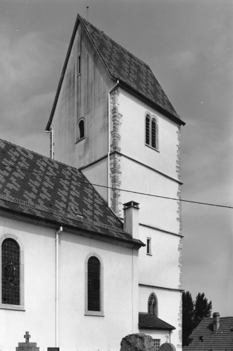 Vue d'ensemble du clocher.