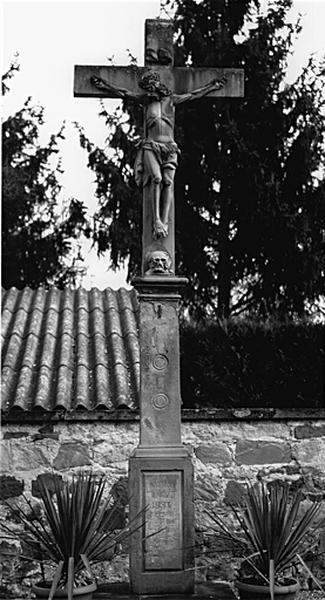 Croix de cimetière : Christ en croix