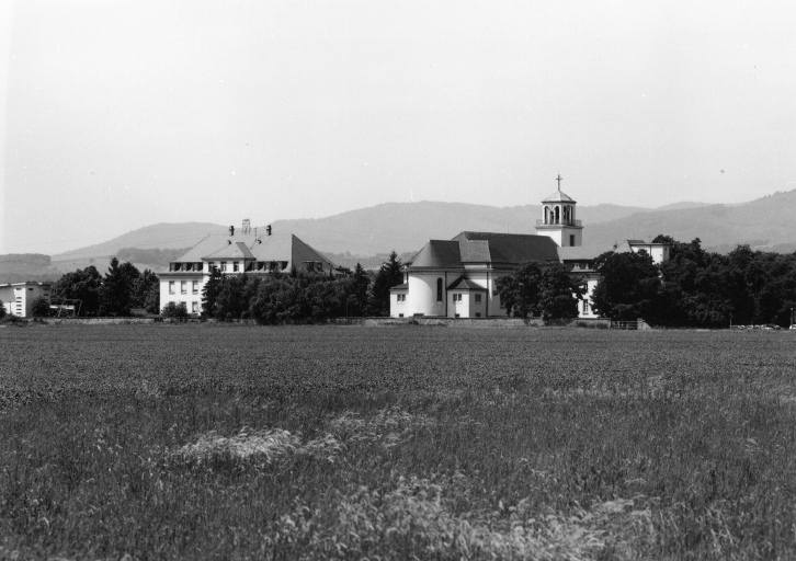 Vue d'ensemble de trois-quarts.
