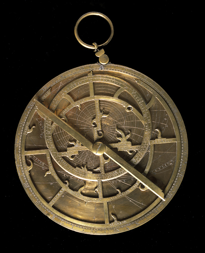 Vue d'ensemble de la face antérieure de l'astrolabe.