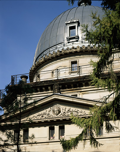 Vue de détail du fronton de la façade nord représentant la Nuit, depuis le Jardin Botanique.