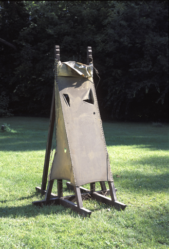Vue de l'avant de l'un des deux pare-soleil en bois et toile qui équipaient la salle méridienne Repsold