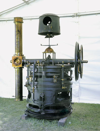 Vue de l'altazimut restauré, exposé dans le jardin de l'observatoire lors des Journées Européennes du Patrimoine 2004.