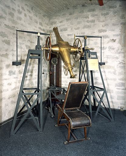 Vue d'ensemble de l'instrument Cauchoix avec sa chaise d'observation.