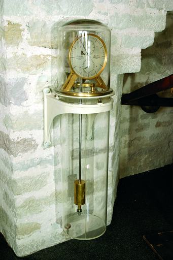 Le régulateur astronomique, vue de trois-quart.