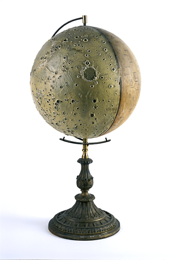 Vue du globe avec ses deux faces, l'une moulée en relief et l'autre imprimée.