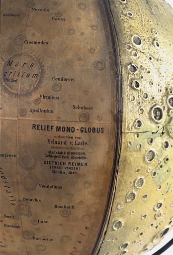 Vue de détail de l'inscription concernant les fabricants sur la face imprimée.