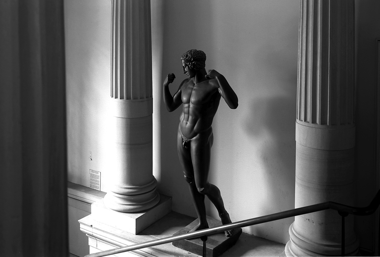 Vue du Diadumène, athlète nouant à son front le bandeau de la victoire, provenant du musée des moulages de l'Université et installé aujourd'hui dans l'entrée du bâtiment de la Grande Coupole.