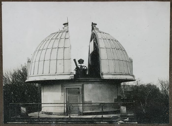 Tableau comportant 14 photos en noir et blanc relatives à l'histoire de l'Observatoire, vue de détail : la coupole de l'altazimut.