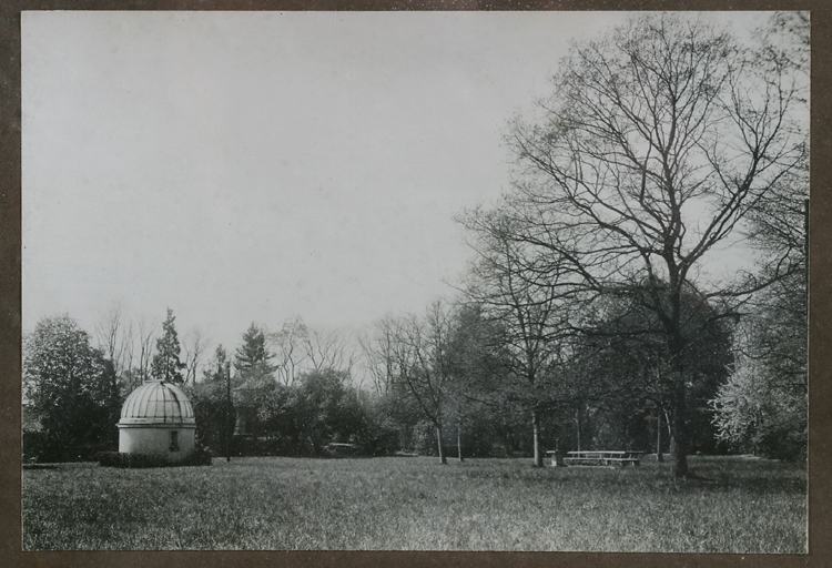 Tableau comportant 14 photos en noir et blanc relatives à l'histoire de l'Observatoire, vue de détail : le jardin de l'observatoire avec la coupole du jardin.