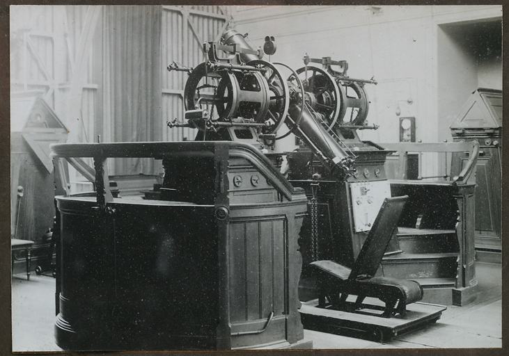 Tableau comportant 14 photos en noir et blanc relatives à l'histoire de l'Observatoire, vue de détail : cercle méridien Repsold-Bouty.