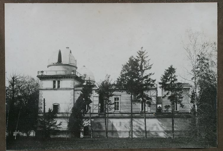 Tableau comportant 14 photos en noir et blanc relatives à l'histoire de l'Observatoire, vue de détail : bâtiment méridien vu du sud.