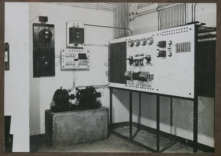 Tableau comportant 14 photos en noir et blanc relatives à l'histoire de l'Observatoire, vue de détail : salle d'électricité.