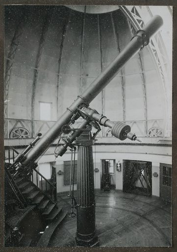 Tableau comportant 14 photos en noir et blanc relatives à l'histoire de l'Observatoire, vue de détail : grand réfracteur Merz-Repsold de 49 cm.