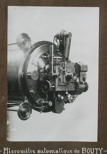 Tableau comportant 14 photos en noir et blanc relatives à l'histoire de l'Observatoire, vue de détail : micromètre automatique de Bouty.