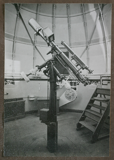 Tableau comportant 14 photos en noir et blanc relatives à l'histoire de l'Observatoire, vue de détail : réfracteur de 16 cm.