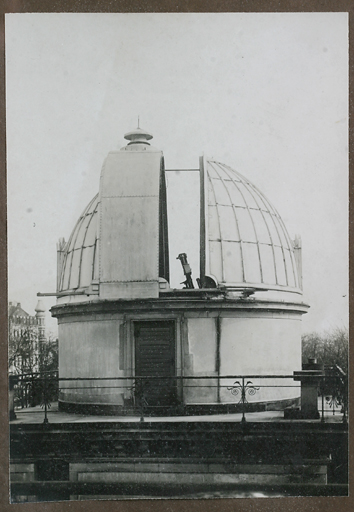 Tableau comportant 14 photos en noir et blanc relatives à l'histoire de l'Observatoire, vue de détail : coupole du réfracteur de 16 cm.