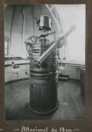 Tableau comportant 14 photos en noir et blanc relatives à l'histoire de l'Observatoire, vue de détail : l'altazimut.